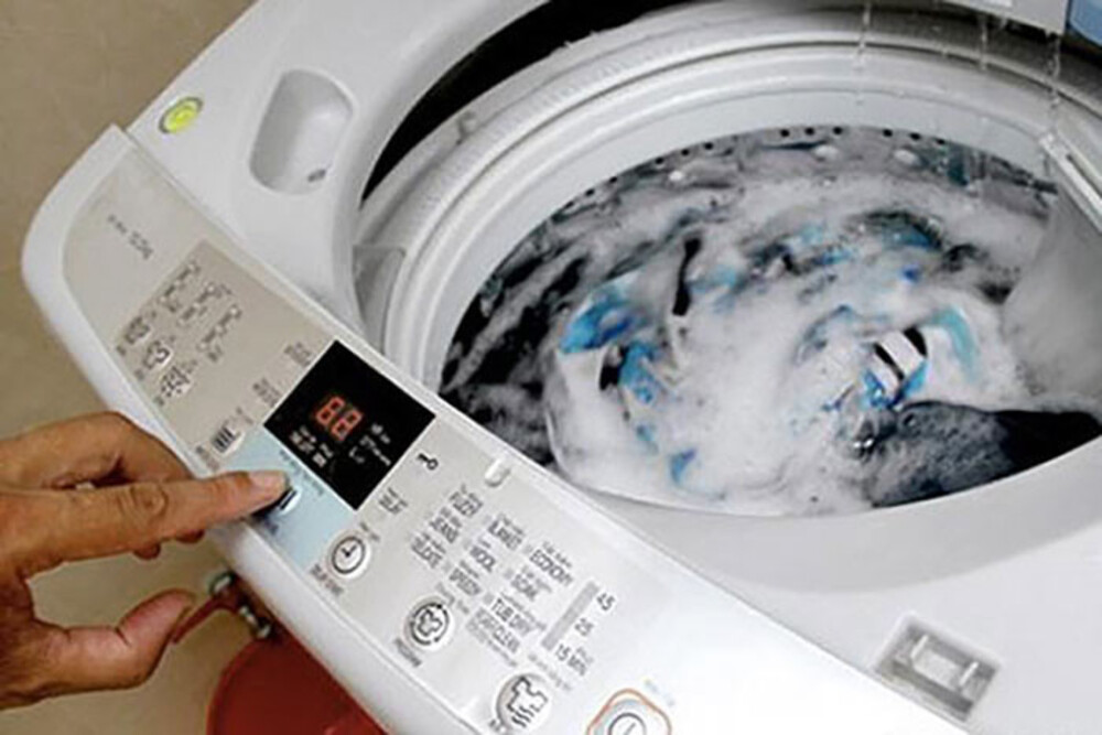 Máy giặt đang vắt lại xả nước trở lại