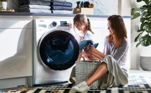 Kiểm tra kỹ quần áo và vật dụng trước khi giặt