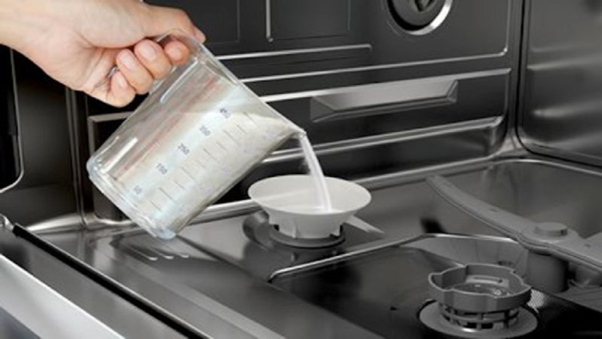 Cách đổ muối vào máy rửa bát đúng chuẩn