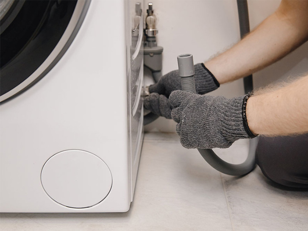 may say quan ao bi chay nuoc 3 Gắn chặt lại ống thoát nước máy sấy quần áo