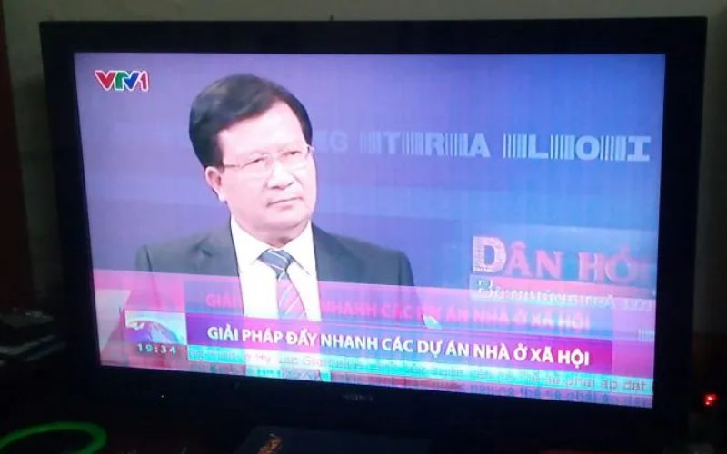 tivi bi nhoe mau 12 Khi nào cần gọi thợ sửa hoặc mang bảo hành